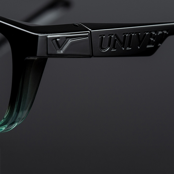 Logo Univet inciso sulla montatura delle loupes Look & Cool Galilean con design professionale ed ergonomico
